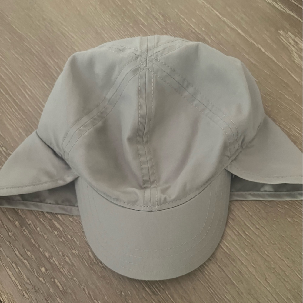 Baby / Toddler outdoor hat, never worn!
